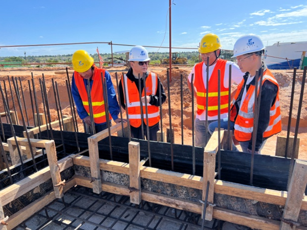 集團(tuán)領(lǐng)導(dǎo)赴莫桑比克一線短期工作